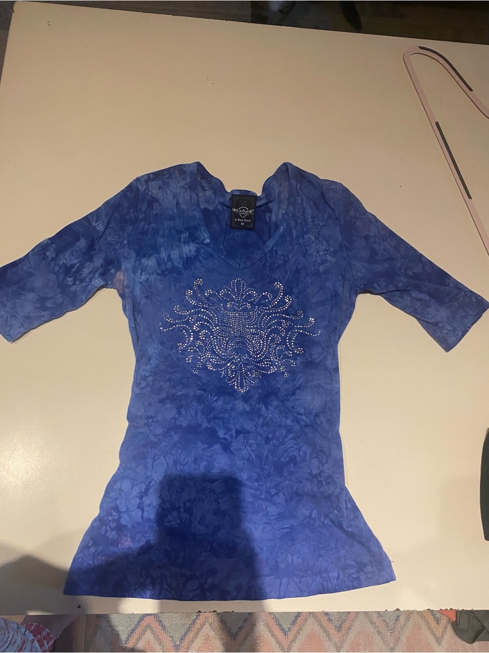 Edge V-Neck Short Sleeve Tee with Rhinestone Motif - Blue